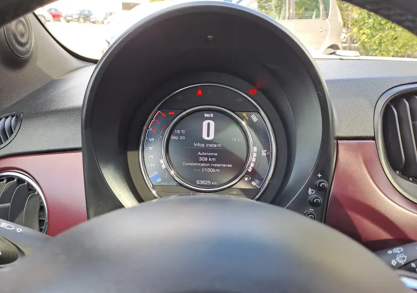 Vue du tableau de bord de la Fiat 500 Opera Bordeaux 2020, affichant le compteur digital et détails du volant.