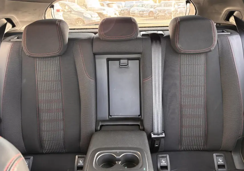 Banquette arrière noire avec surpiqûres rouges et accoudoir central relevé de la Peugeot 308 GT Line 2016.