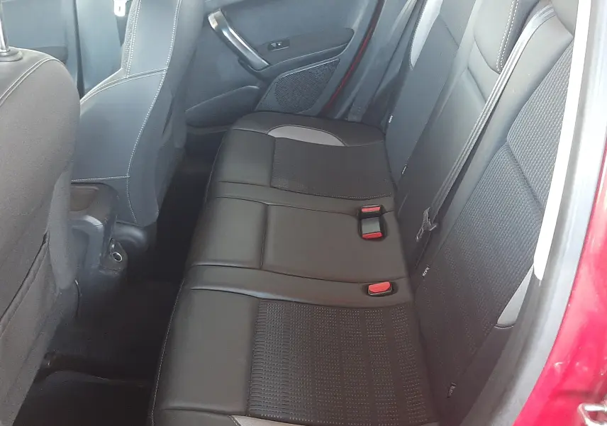 Vue intérieure côté droit montrant la banquette arrière en cuir noir du Peugeot 2008 rouge de 2016.