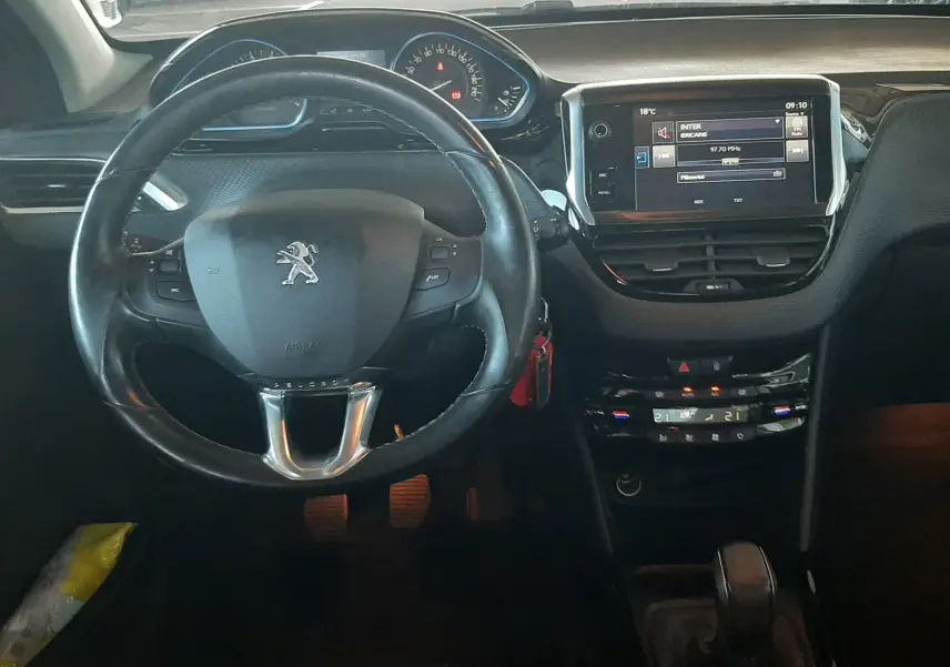 Vue intérieure du tableau de bord et volant Peugeot 2008 2016, avec écran tactile et commandes au volant.