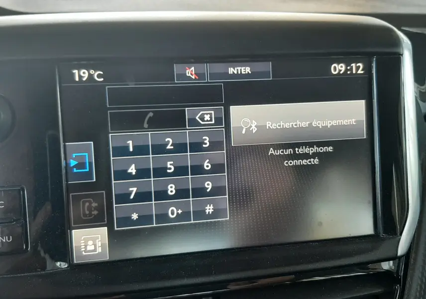 Écran tactile central du Peugeot 2008 rouge 2016 affichant le menu téléphone avec option Bluetooth inactive.