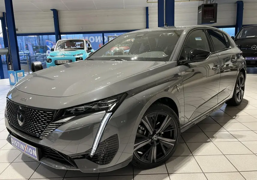 Peugeot 308 Gris Selenium vue 3/4 avant droit, calandre noire vernie et jantes alliage 18'' Kamakura diamantées.