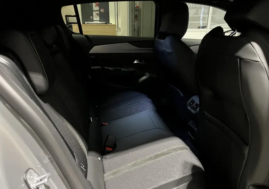 Vue intérieure côté gauche de la banquette arrière en sellerie tri matières noire du Peugeot 308 Gris Selenium 2024.