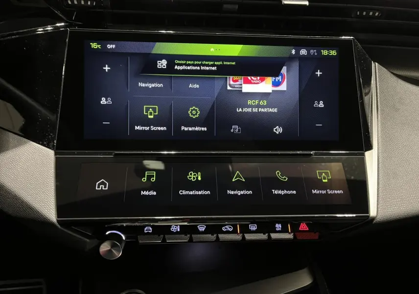 Vue rapprochée de l’écran tactile central et des commandes tactiles du tableau de bord de la Peugeot 308 GT gris selenium.