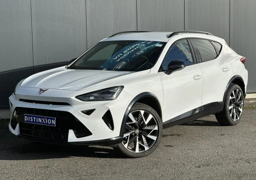 SUV CUPRA Formentor blanc Neige vu en 3/4 avant droit avec jantes alliage 19'' et détails noirs contrastants.