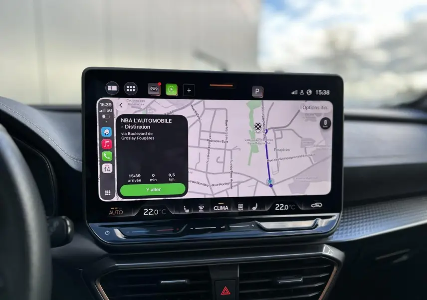 Écran tactile HD 12,9'' du système de navigation dans l'habitacle noir du CUPRA Formentor blanc Neige 2025