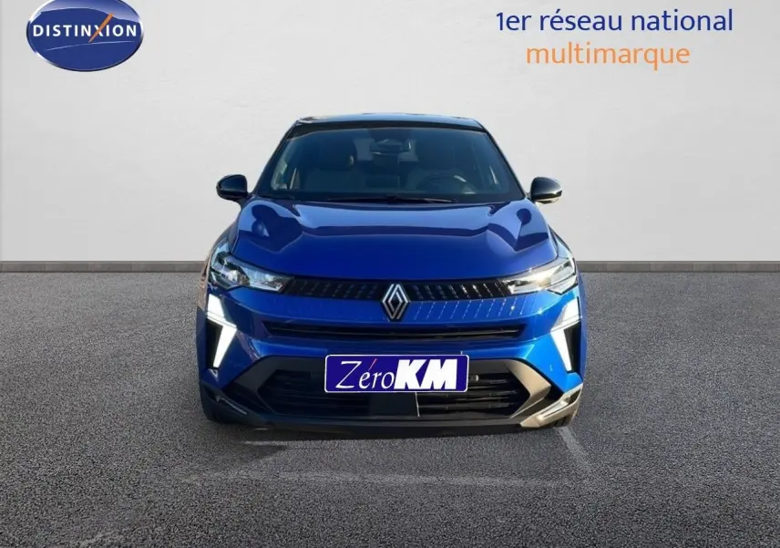 Vue frontale d'un Renault Captur E-Tech hybride bleu Iron Metal avec toit noir et feux LED allumés.