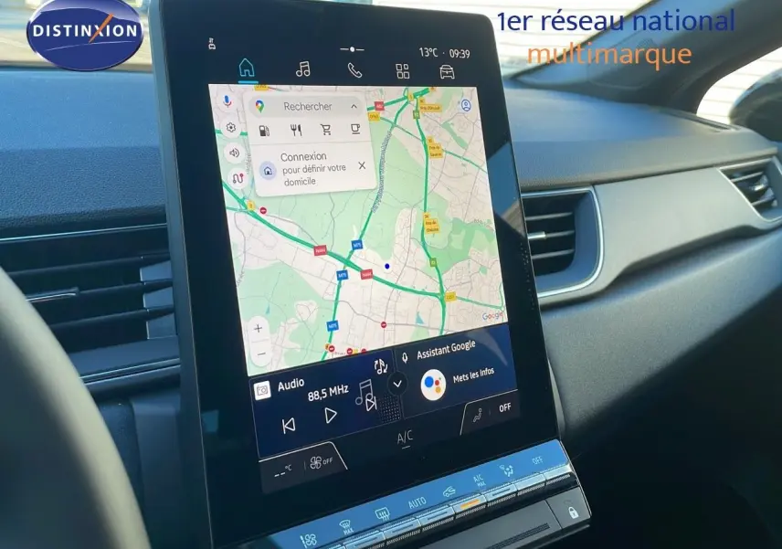 Écran tactile central affichant la navigation et les commandes multimédia dans un Renault Captur E-Tech hybride 2025.