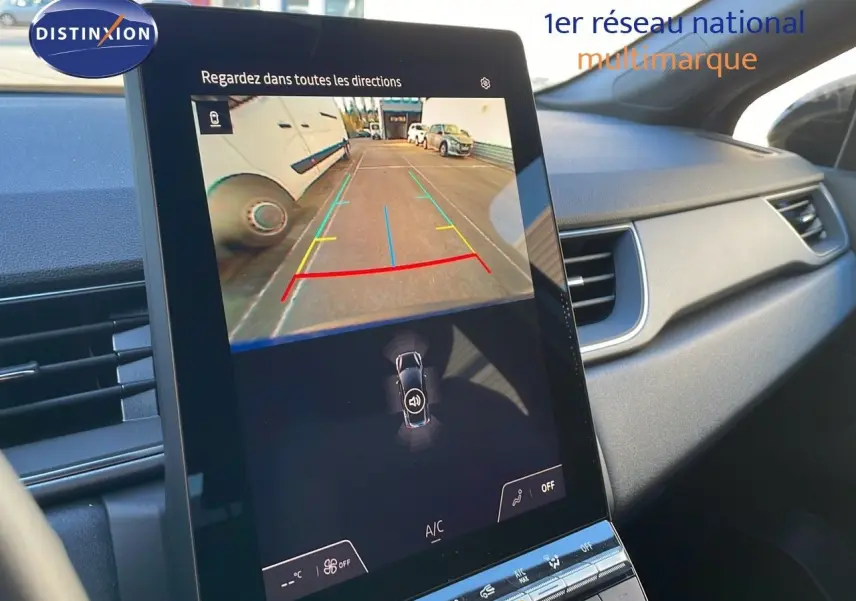 Écran central tactile du Renault Captur E-Tech Hybrid 2025 affichant la caméra de recul en intérieur noir.