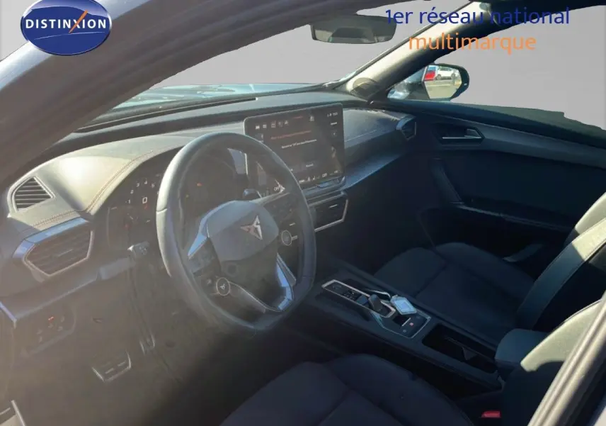 Vue intérieure côté conducteur du CUPRA Formentor 1.5 eTSI 2025, tableau de bord moderne et sièges noirs en cuir.