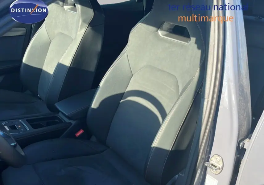 Vue intérieure côté conducteur des sièges en cuir noir de la CUPRA Formentor 1.5 eTSI 2025, porte ouverte couleur Gris Graphene.