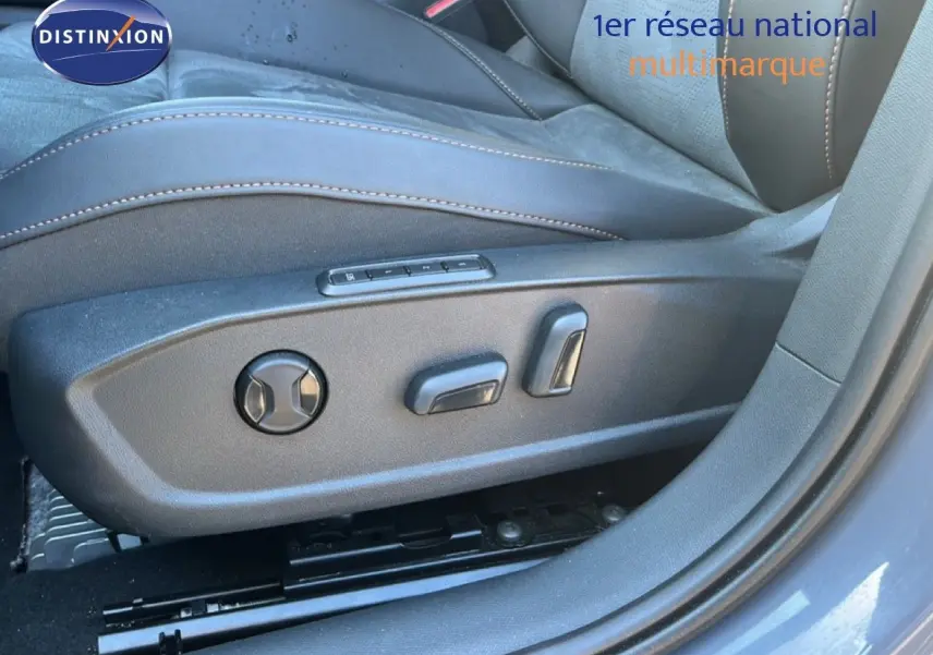 Gros plan sur les commandes de réglage électrique du siège conducteur en cuir noir du CUPRA Formentor Gris Graphene 2025.