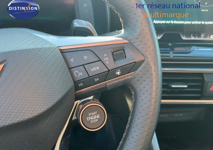 Vue rapprochée du volant perforé côté droit d'une CUPRA Formentor 2025 avec bouton Start Engine Stop et détails en cuivre.