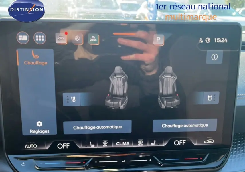 Écran tactile intérieur du CUPRA Formentor 2025 affichant le réglage du chauffage des sièges, avec reflet extérieur visible.