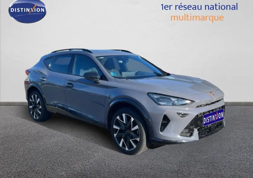 Vue 3/4 avant du CUPRA Formentor 1.5 eTSI 150CH DSG7 en gris Graphene avec jantes bi-ton et lignes dynamiques.