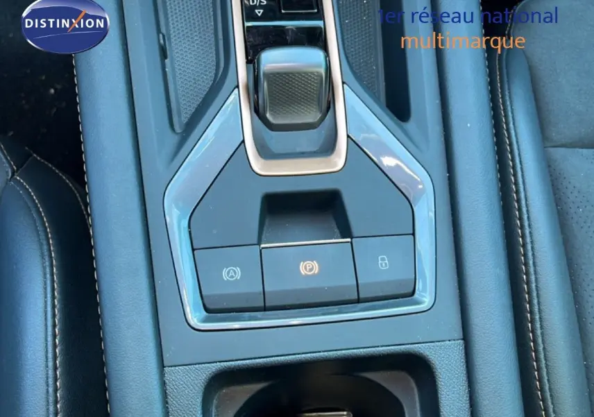 Gros plan sur la console centrale de la CUPRA Formentor 1.5 eTSI 150CH DSG7, avec levier de vitesses et boutons de commande.