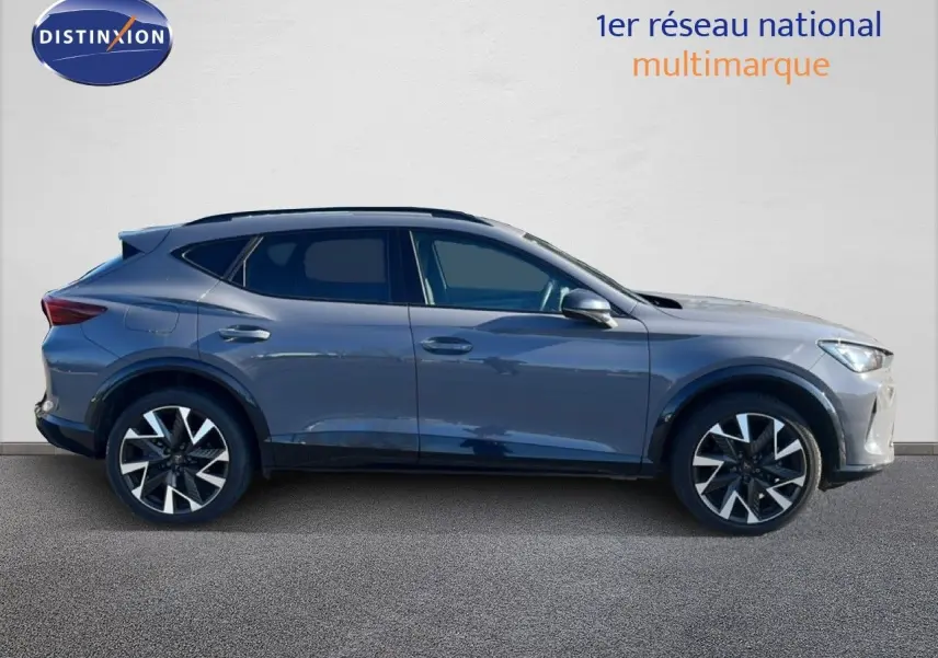 Profil droit du CUPRA Formentor 1.5 eTSI 150CH DSG7 en gris Graphene avec jantes alliage bicolores.