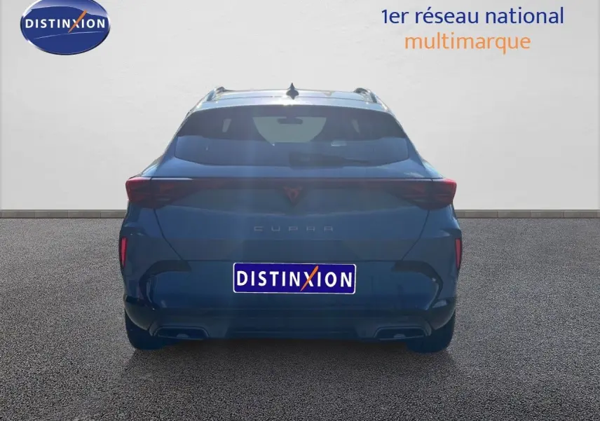 Vue arrière d'une CUPRA Formentor 1.5 eTSI 150CH DSG7 en gris Graphene, avec feux LED et double sortie d'échappement.