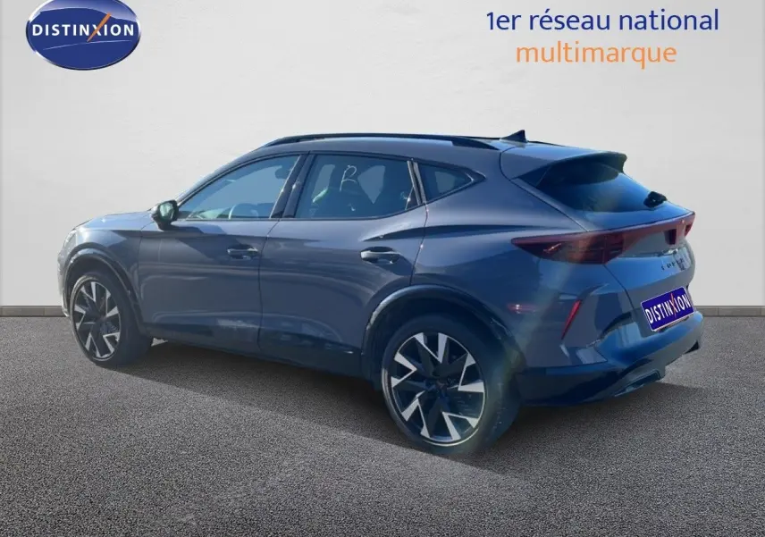 Vue 3/4 arrière droite d’un CUPRA Formentor 1.5 eTSI 150CH DSG7 en gris Graphene avec jantes bi-ton et toit noir.