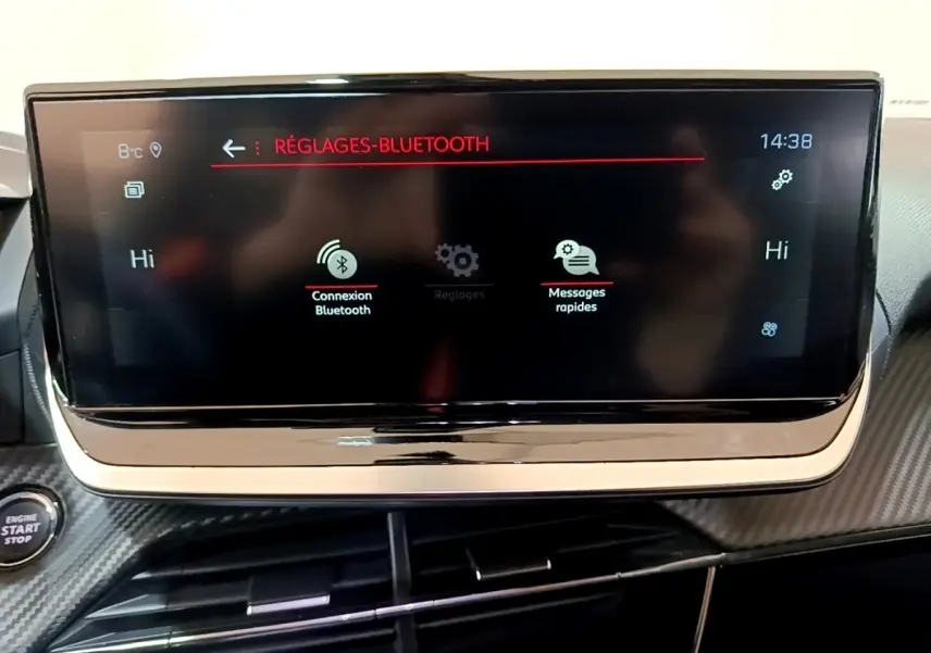 Écran tactile central du Peugeot 2008 blanc, affichant les réglages Bluetooth avec bouton démarrage visible à gauche.