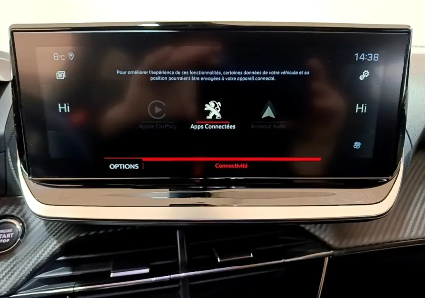 Écran tactile central du tableau de bord du Peugeot 2008 blanc, affichant les options Apple CarPlay et Android Auto.