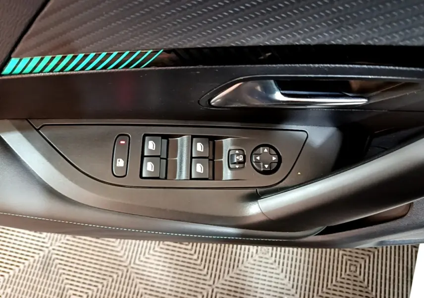 Vue rapprochée du panneau de commandes des vitres et rétroviseurs côté conducteur, intérieur noir avec éclairage bleu sur Peugeot 2008 blanc.