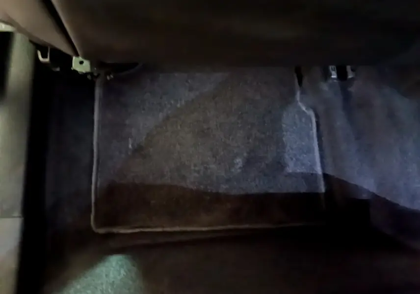 Tapis de sol noir côté passager avant du Peugeot 2008 BlueHDi 130 Allure Pack, intérieur sombre.