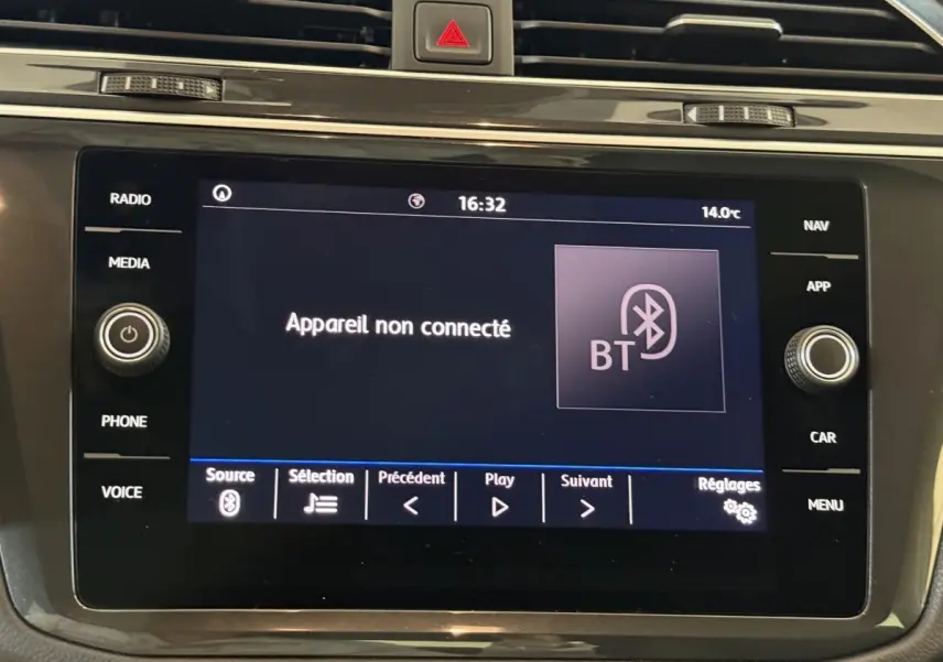 Écran tactile central du Volkswagen Tiguan 2020 affichant un message Bluetooth "Appareil non connecté" en intérieur.
