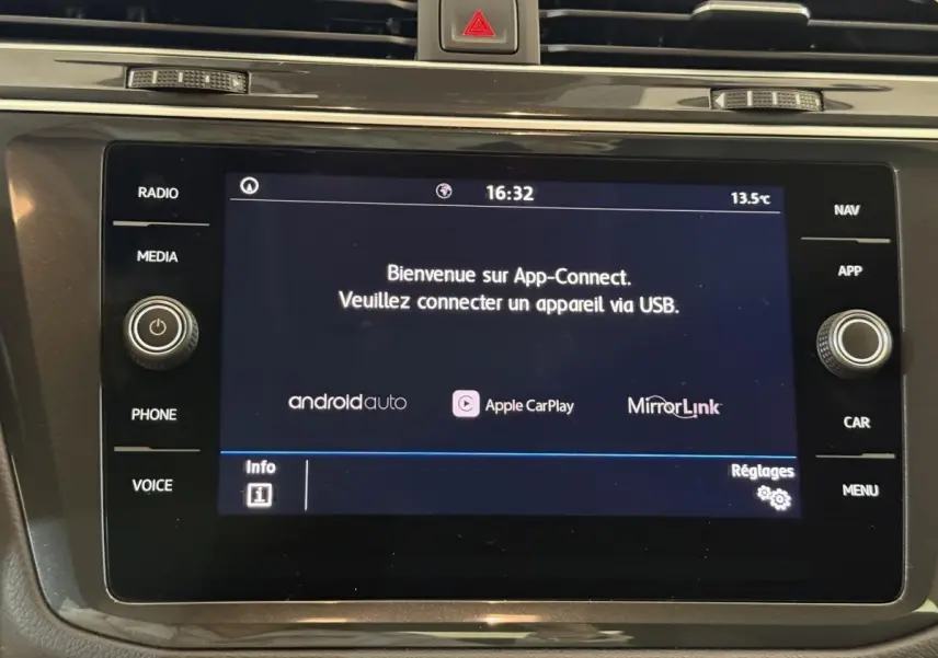 Écran tactile central du Volkswagen Tiguan 2020 affichant l'accueil App-Connect avec options Android Auto et Apple CarPlay.