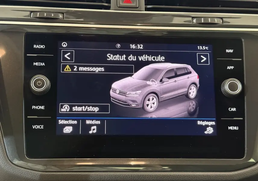Écran tactile intérieur affichant la silhouette grise du Volkswagen Tiguan vue de trois quarts avant droit.