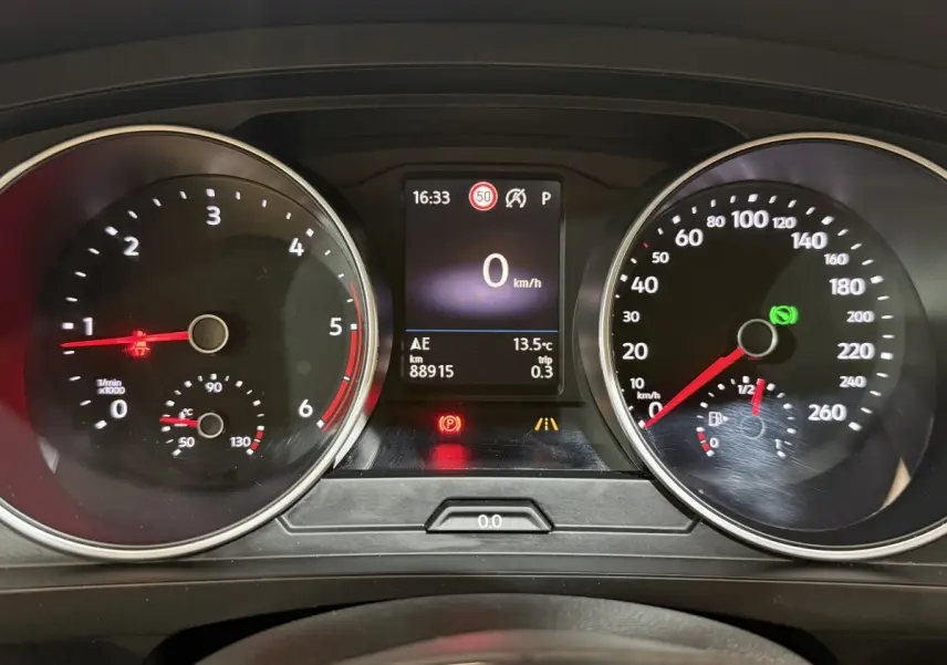 Vue rapprochée du tableau de bord du Volkswagen Tiguan 2020, affichage digital et compteurs analogiques.