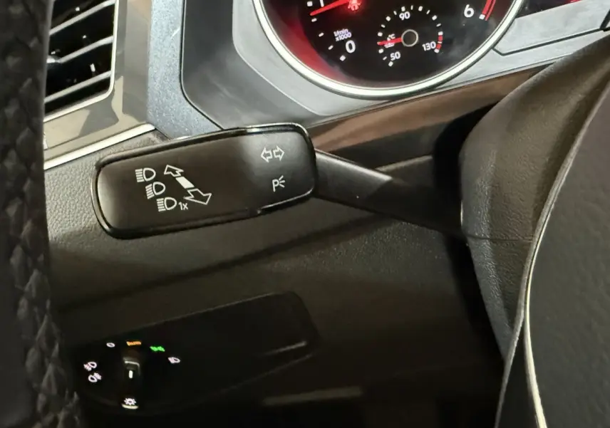 Gros plan sur la manette de clignotant gauche du tableau de bord du Volkswagen Tiguan gris clair 2020.
