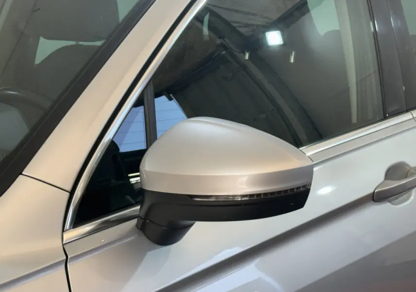 Gros plan sur le rétroviseur côté gauche gris clair du Volkswagen Tiguan 2020 avec clignotant intégré.