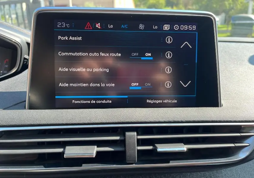 Écran tactile central du Peugeot 3008 2016 affichant les options d'aide à la conduite dans un intérieur noir.