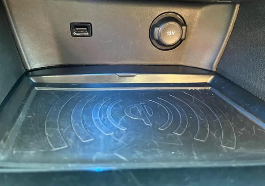 Gros plan sur le chargeur sans fil et prise 12V dans l'habitacle du Peugeot 3008 Metallic Copper 2016.