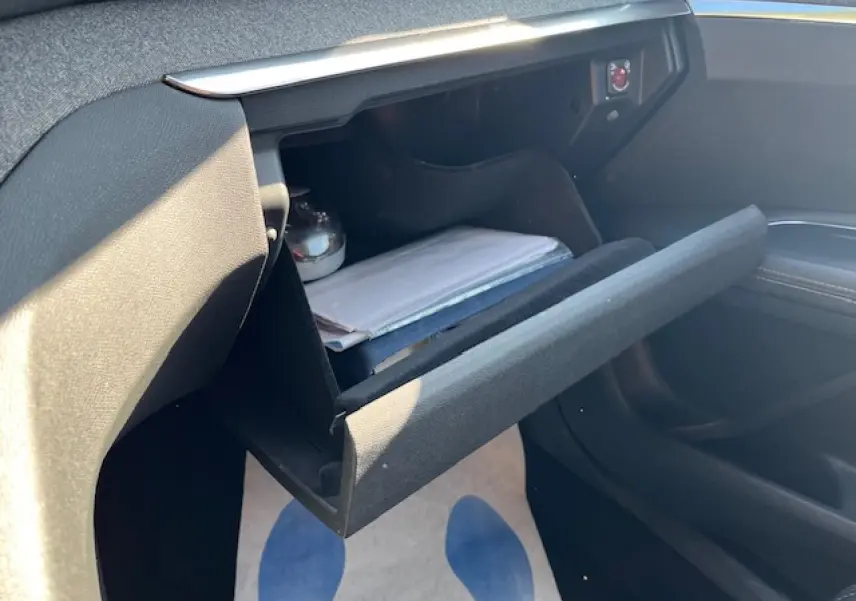 Gant de boîte à gants ouvert côté passager du Peugeot 3008 2016, intérieur noir avec documents visibles.