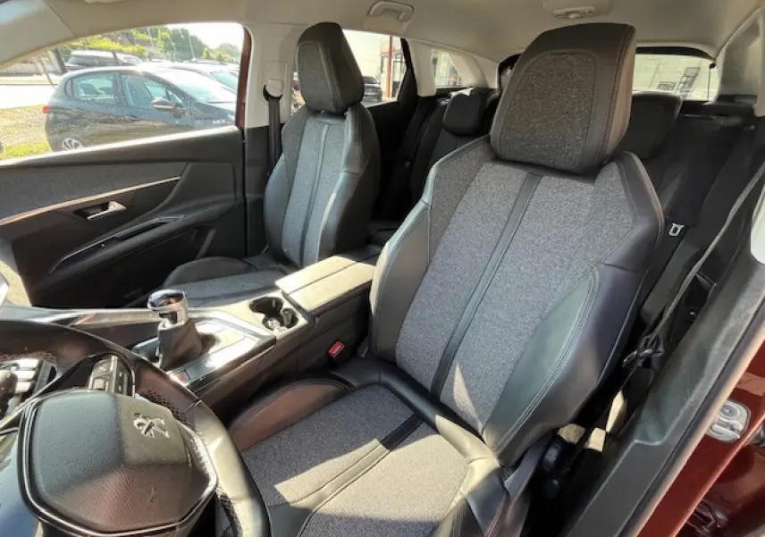 Intérieur du Peugeot 3008 2016 en Metallic Copper, vue côté conducteur sur sièges tissu et cuir bicolore.