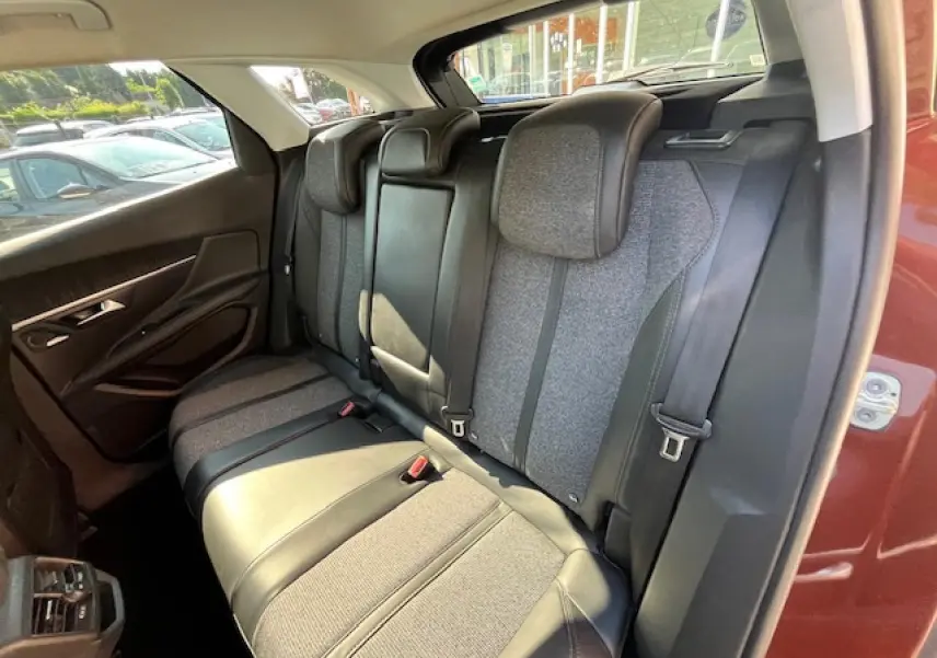 Vue côté droit de l'arrière d'un Peugeot 3008 2016 Metallic Copper avec sièges en tissu et cuir bicolore.