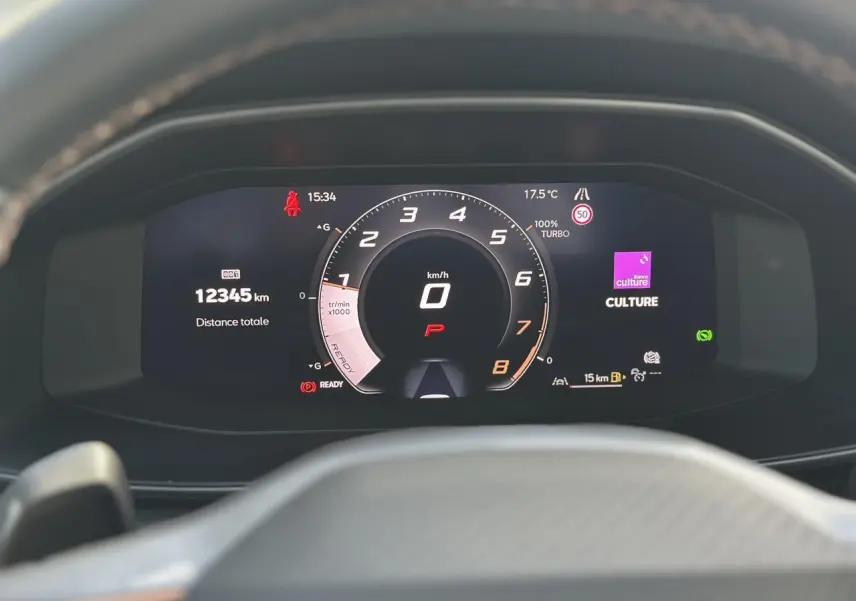 Tableau de bord numérique du CUPRA Formentor 2025 affichant la vitesse à 0 km/h et 12 345 km au compteur.