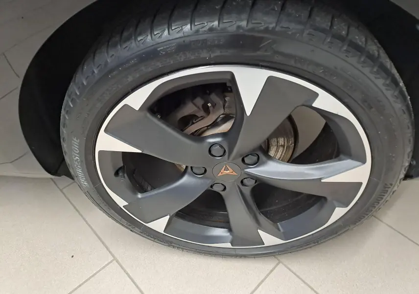 Gros plan sur la jante noire et argentée avec logo CUPRA d'une CUPRA Leon 1.5 TSI 150 DS7 V Noir Minuit 2023.