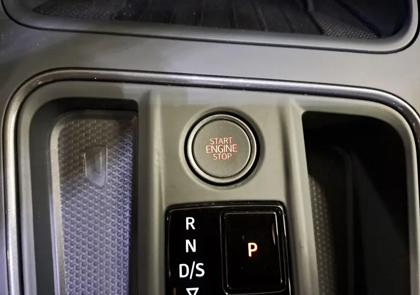 Gros plan sur la console centrale du CUPRA Leon 2023 noir minuit, montrant le bouton Start/Stop et la commande de boîte auto.