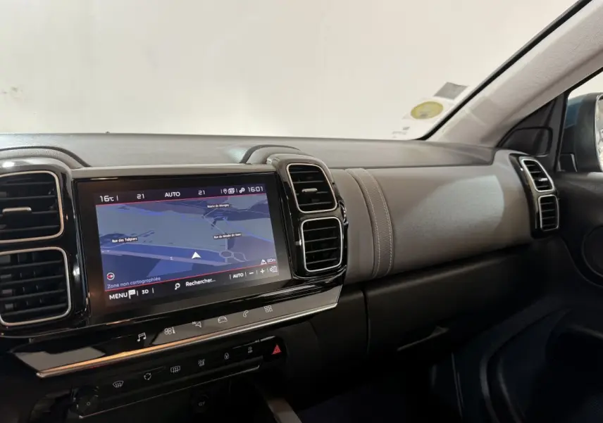 Tableau de bord noir et gris du Citroën C5 Aircross 2021 avec écran tactile de navigation en vue de côté passager.