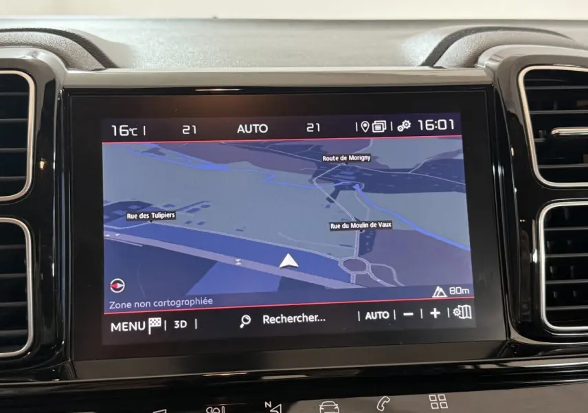 Écran tactile central du tableau de bord du Citroën C5 Aircross bleu, affichant la navigation 3D en mode jour.
