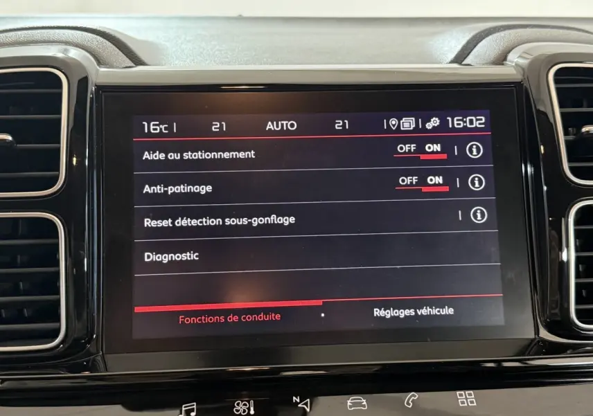 Écran tactile central du Citroën C5 Aircross 2021 affichant les réglages d’aide à la conduite, tableau de bord noir.