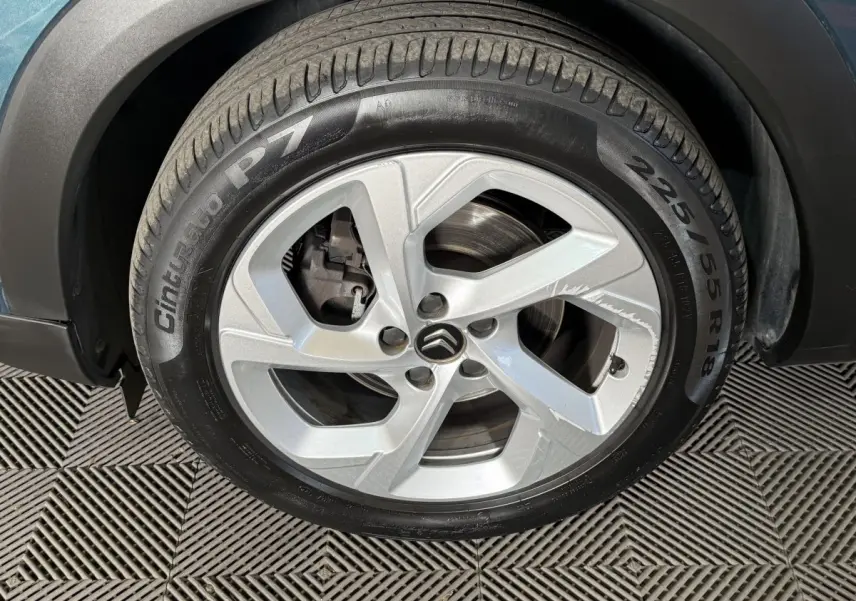 Gros plan sur la roue arrière droite d'un Citroën C5 Aircross bleu, avec pneu Pirelli Cinturato et passage de roue noir.