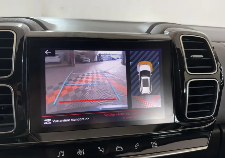Écran tactile intérieur montrant la caméra de recul et l’aide au stationnement du Citroën C5 Aircross bleu.