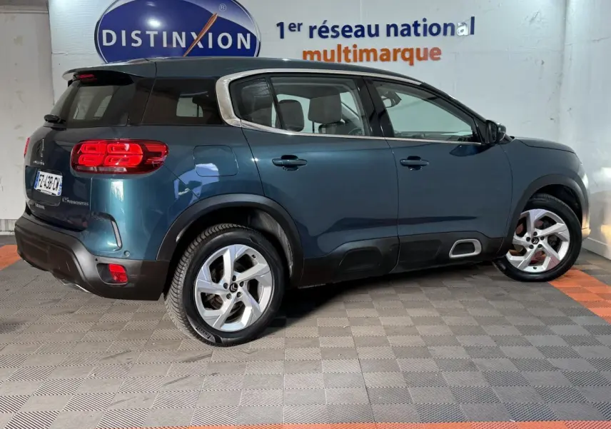 Vue latérale droite d'un Citroën C5 Aircross bleu 2021 avec toit noir et jantes alliage cinq branches.