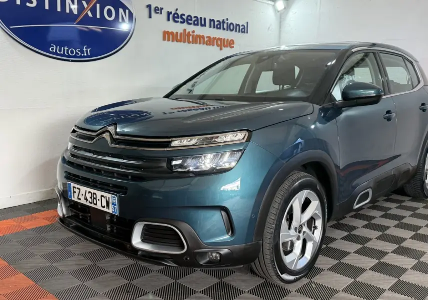 Vue 3/4 avant droite d'un Citroën C5 Aircross bleu avec calandre distinctive et jantes alliage modernes.