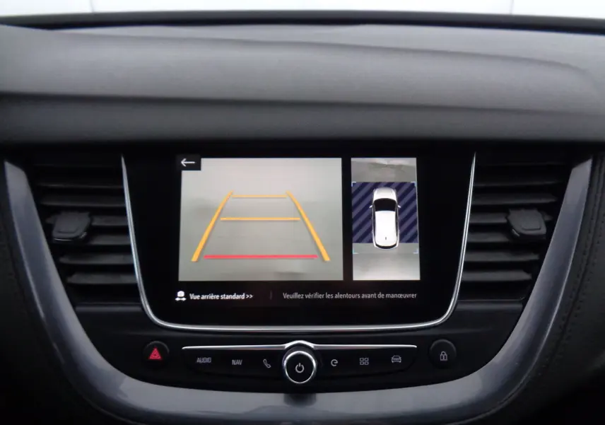 Écran central de l’Opel Grandland X blanc métal 2021 affichant la caméra de recul et vue 360° intérieure.