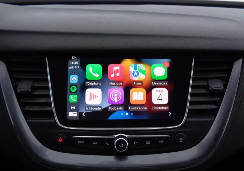 Écran tactile central du tableau de bord de l'Opel Grandland X blanc métal, affichant les applications connectées.